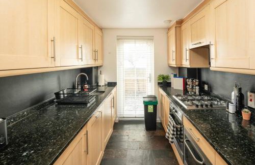 Riverside Apartment | Serene Garden Flat - Steps from Tower Bridge
