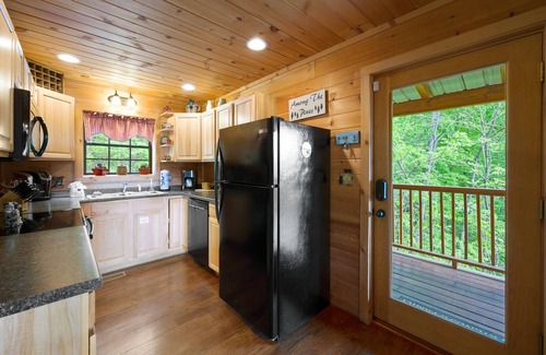 Gatlinburg - Pigeon Forge House | Serene Mountain Getaway⭐️Views⭐️Gated Community⭐️Hot Tub⭐️Wildlife!