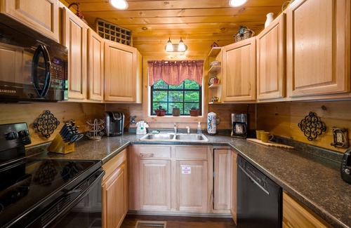Gatlinburg - Pigeon Forge House | Serene Mountain Getaway⭐️Views⭐️Gated Community⭐️Hot Tub⭐️Wildlife!