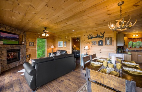 Gatlinburg - Pigeon Forge House | Serene Mountain Getaway⭐️Views⭐️Gated Community⭐️Hot Tub⭐️Wildlife!