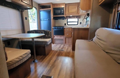Montgomery County Ski Chalet | Serene Pinehurst Camper - Sleeps 2 - Pet Friendly
