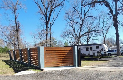 Montgomery County Ski Chalet | Serene Pinehurst Camper - Sleeps 2 - Pet Friendly