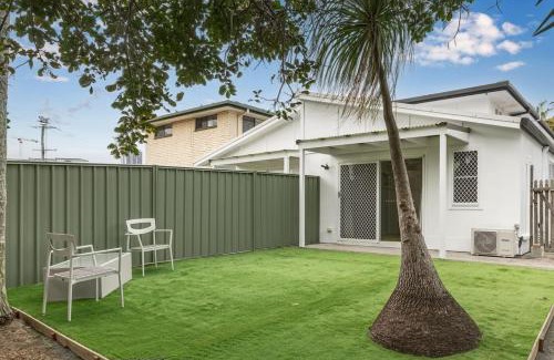 Southport House | Serene Southport Getaway Walk to Beach Shops