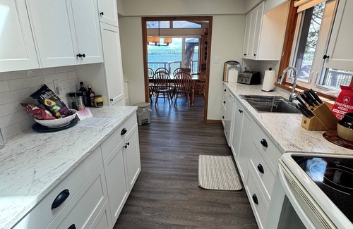North Kawartha Cottage | Serene Stoney Lake Sunlit Point