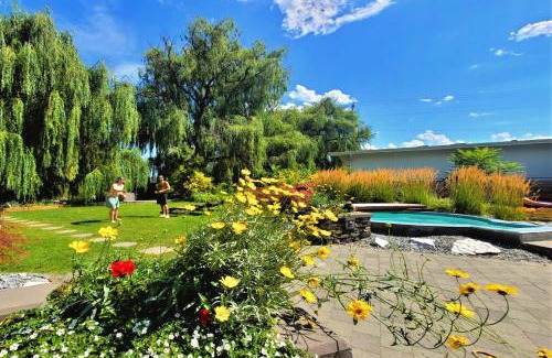 South Pandosy House | Serene Waterfront Escape with Pool, Hot Tub & Breathtaking Views - Pet Friendly
