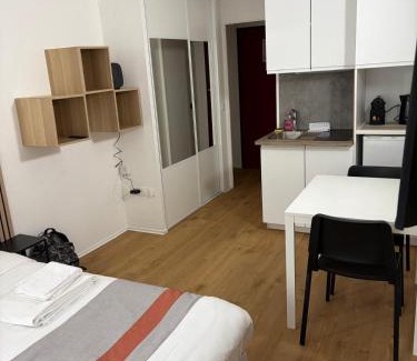 Gambetta Apartment | Serenity Aparthotel, la Défense - Eiffel tower view - 5 min walk to Subway