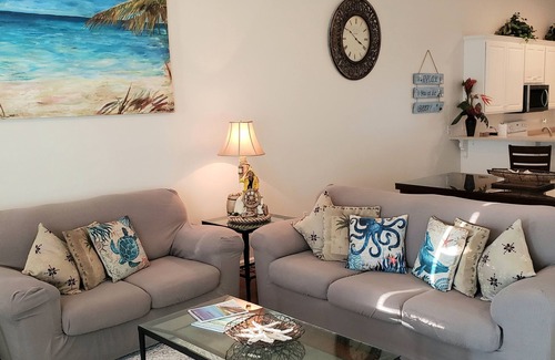 Holiday Beach House | "SERENITY by the SEA", Pool ,short walk to the beach !