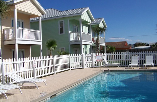 Holiday Beach House | "SERENITY by the SEA", Pool ,short walk to the beach !