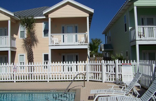Holiday Beach House | "SERENITY by the SEA", Pool ,short walk to the beach !
