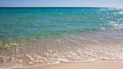 Crescent Beach House | Serenity by the Sea! 4BR Retreat, Sleeps 12, Walk to Beach
