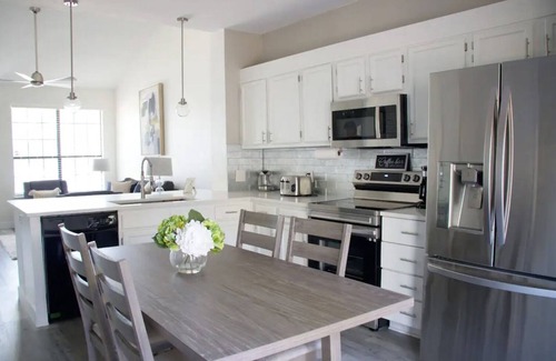 Euless House | Serenity in Heart of DFW w/PRIVATE parking & KING Bed ⭑ Min. from DFW Airport +