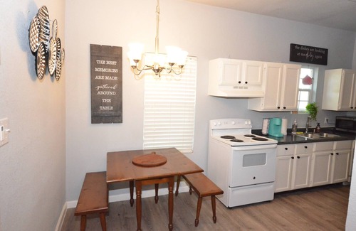 McKinney Cottage | Serenity Now-Downtown McKinney showplace