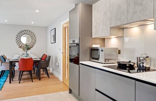 Ascot House | Serenity Stylish 5-Bed - Call 4 LONG STAY discount