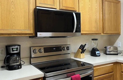 Highlands Reserve House | Serenity Villa Full Kitchen & Resort Top Amenities Near Top Parks