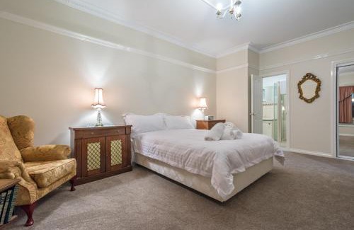 Albany House | Serpentine Rose
