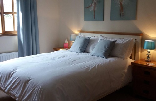 Burgh Island Cabin | set in stunning countryside and only 1 mile from the surfing beach of Bantha