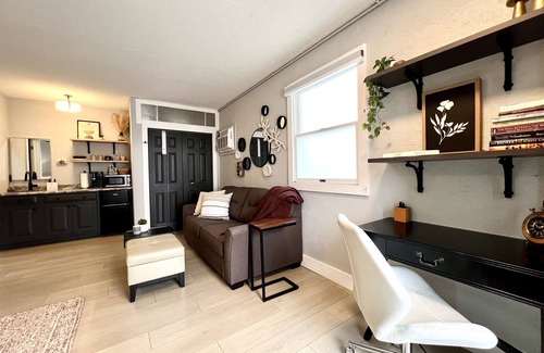 McLean County Apartment | Set on peaceful 5 acres, 5 min. from town, Private Building