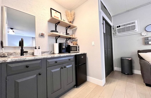 McLean County Apartment | Set on peaceful 5 acres, 5 min. from town, Private Building