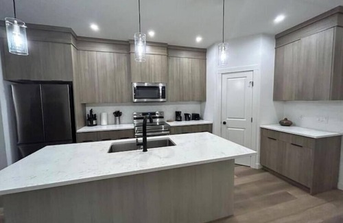 Southeast Calgary House | Seton Villas 5Bed Hse Including Basement & Kingbed