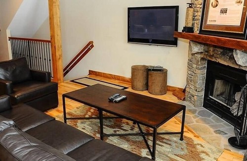 Champion House | Seven Springs 3 Bedrooms Premium Townhome, Great for Families 3 Townhouse by Redawning