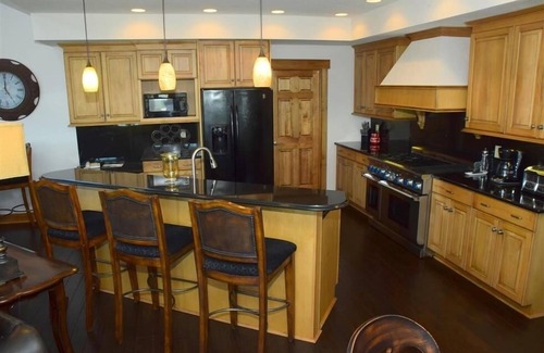 Champion House | Seven Springs 5 Bedrooms Premium Townhome, Ski In/ski Out 5 Townhouse by Redawning