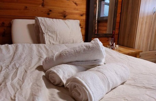 Yavne'el Ski Chalet | Seventh Heaven בקתת עץ זוגית מבודדת בלב מטע זיתים