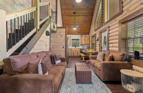 Gatlinburg - Pigeon Forge Cabin | Sevierville - The Hideaway at Grassy Branch - 3 Bdrms.