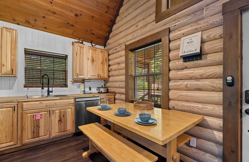 Gatlinburg - Pigeon Forge Cabin | Sevierville - The Hideaway at Grassy Branch - 3 Bdrms.