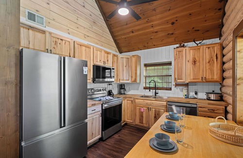 Gatlinburg - Pigeon Forge Cabin | Sevierville - The Hideaway at Grassy Branch - 3 Bdrms.