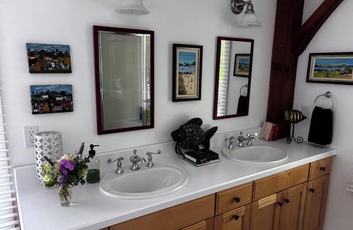 Elkins House | Shaker Bear Guest House- Sleeps 6: 1 King bed, 1 Queen & 2 twins, 2 Full bath's