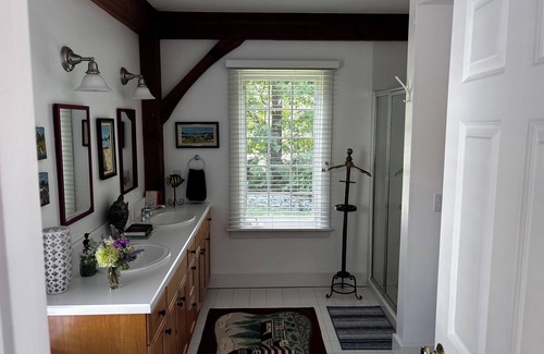 Elkins House | Shaker Bear Guest House- Sleeps 6: 1 King bed, 1 Queen & 2 twins, 2 Full bath's