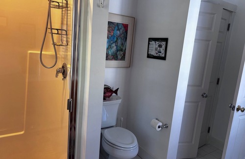 Elkins House | Shaker Bear Guest House- Sleeps 6: 1 King bed, 1 Queen & 2 twins, 2 Full bath's