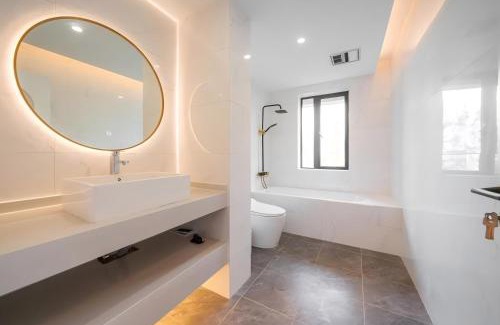 Huangpu Apartment | Shanghai Hills & Serendipity Family Homestay with 3 Bedrooms Near Line4&8 South Xizang Rd