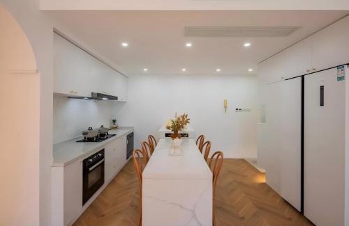 Huangpu Apartment | Shanghai Hills & Serendipity Family Homestay with 3 Bedrooms Near Line4&8 South Xizang Rd