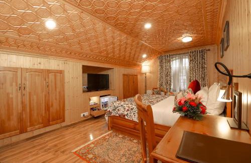 Srinagar Hotel | Shaw Inn by Stay Pattern