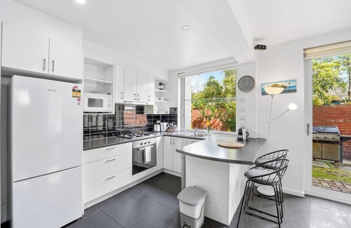 St Kilda Apartment | ShelleyStayz on Shakespeare, St Kilda Beach 2mins