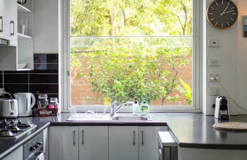 St Kilda Apartment | ShelleyStayz on Shakespeare, St Kilda Beach 2mins