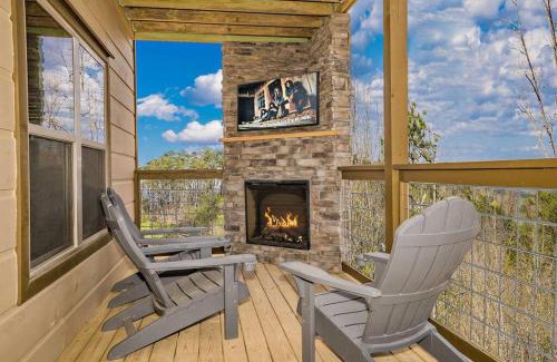 Pigeon Forge House | Shelter Me - 5 Miles to Dollywood , Hot Tub, Wi-Fi, Game Room