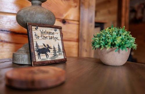 Pigeon Forge House | Shelter Me - 5 Miles to Dollywood , Hot Tub, Wi-Fi, Game Room