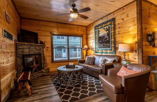 Pigeon Forge House | Shelter Me - 5 Miles to Dollywood , Hot Tub, Wi-Fi, Game Room