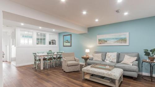 Mount Pleasant House | Shem Creek Retreat by AvantStay 10 Mins to Downtown Charleston Yard Patio