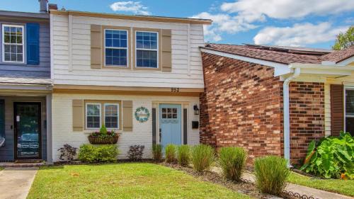 Mount Pleasant House | Shem Creek Retreat by AvantStay 10 Mins to Downtown Charleston Yard Patio