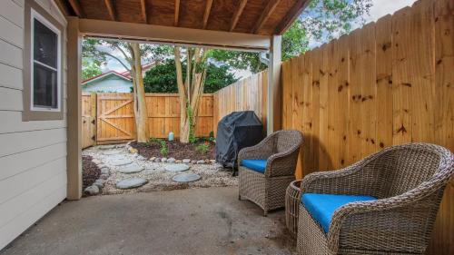 Mount Pleasant House | Shem Creek Retreat by AvantStay 10 Mins to Downtown Charleston Yard Patio