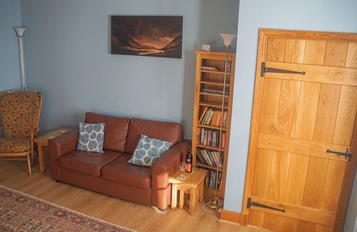 Invergarry Cottage | SHEPHERD’S COTTAGE, pet friendly, with open fire in Fort Augustus