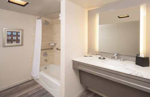 Northville Hotel | Sheraton Detroit Novi Hotel