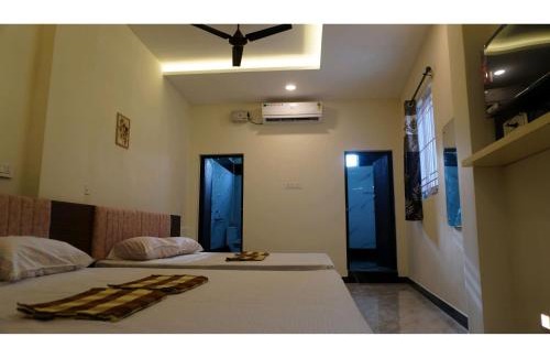 Udumalaipettai Bed & Breakfast | SHI's 5 Room Stay on Munar Road - Udumalpet