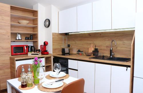 Burgas Center Apartment | Shik & Chic in the Heart of Burgas # 5min from beach