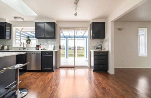 Murphys Corner House | Shiny Rambler House with a Spacious Solarium.