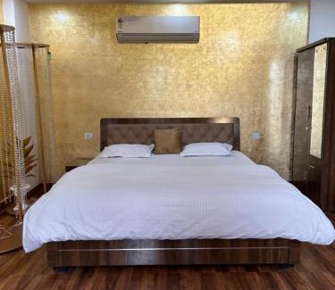 Panch Batti Apartment | Shiv - The Luxurious Gold Studio in Jaipur