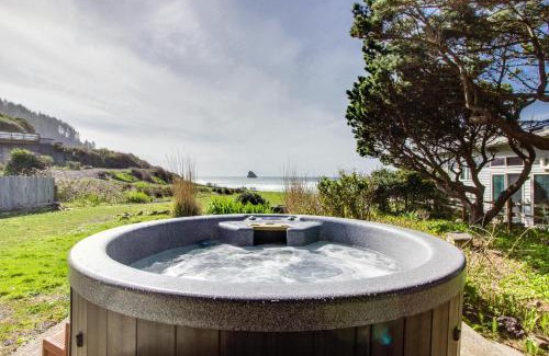 Cape Meares House | Shoreline Cottage Oceanfront Vacation Rental